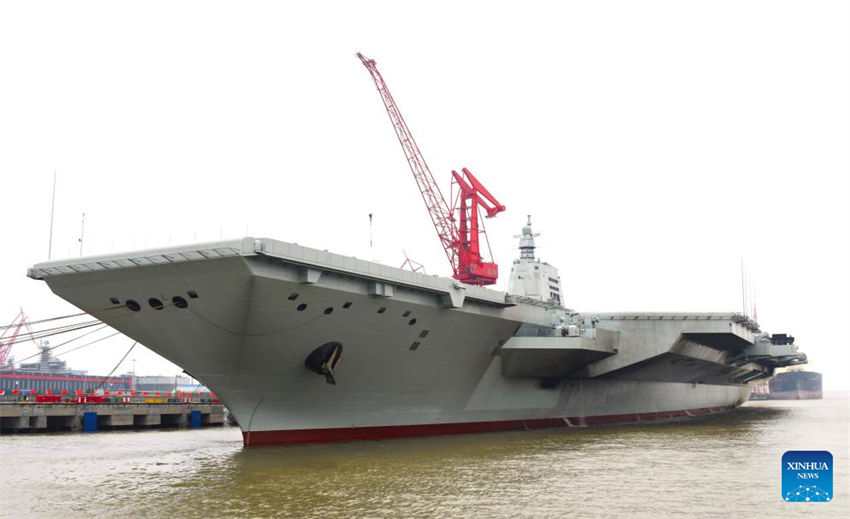 Porta-avi?es chinês Fujian parte para primeiros testes no mar