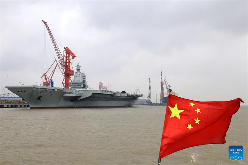 Porta-avi?es chinês Fujian parte para primeiros testes no mar