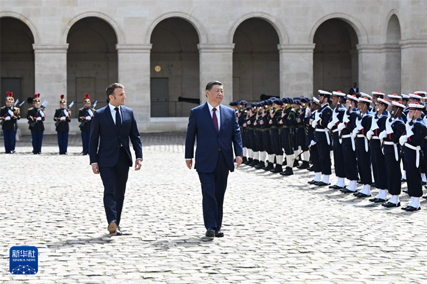 Xi Jinping participa de cerim?nia de boas-vindas realizada por Macron