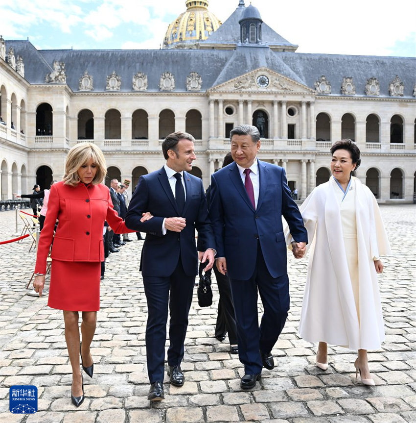 Xi Jinping participa de cerim?nia de boas-vindas realizada por Macron