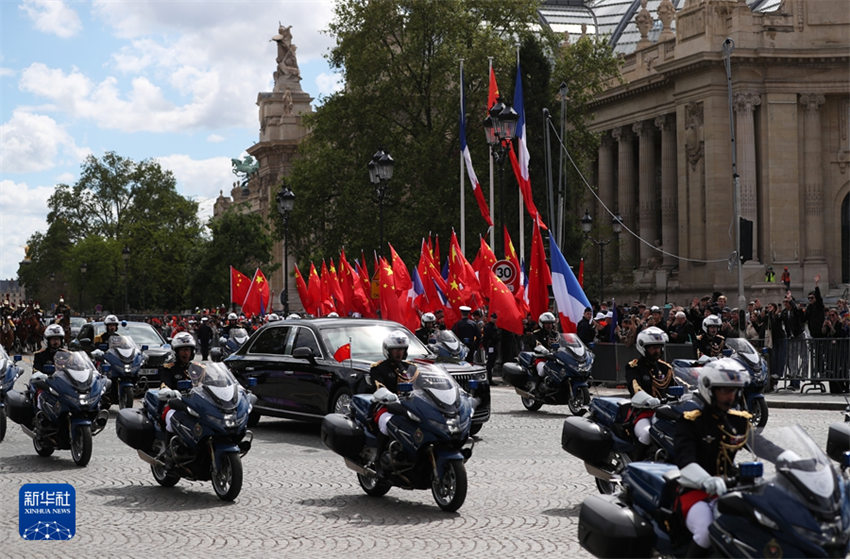 Xi Jinping participa de cerim?nia de boas-vindas realizada por Macron