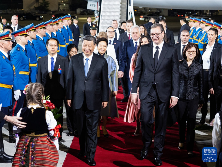 Xi Jinping chega a Belgrado para visita de Estado à Sérvia