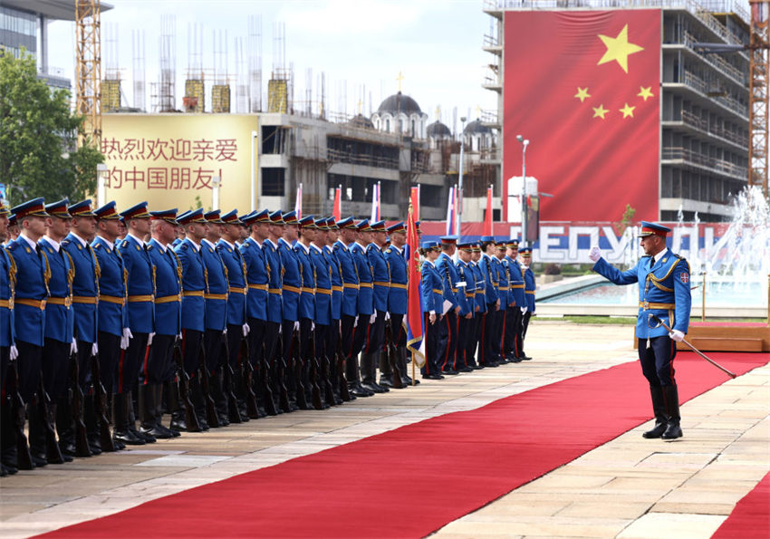 Xi Jinping participa de cerim?nia de boas-vindas realizada pelo presidente sérvio Vucic