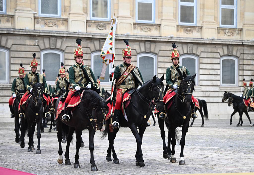 Xi Jinping participa da cerim?nia de boas-vindas realizada pelo presidente Sulyok e pelo primeiro-ministro Orbán da Hungria em Budapeste