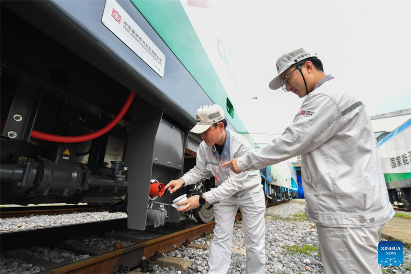 Locomotiva elétrica inteligente de transporte de mercadorias deixa linha de produ??o no sul da China