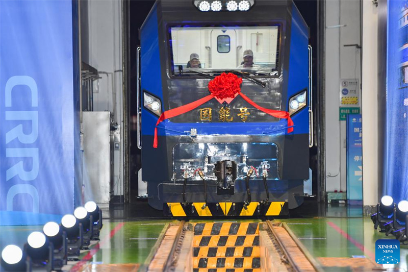 Locomotiva elétrica inteligente de transporte de mercadorias deixa linha de produ??o no sul da China