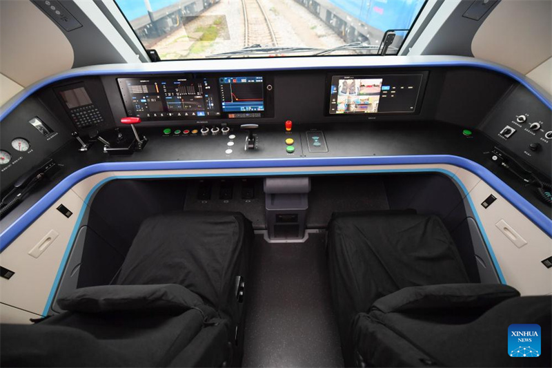 Locomotiva elétrica inteligente de transporte de mercadorias deixa linha de produ??o no sul da China