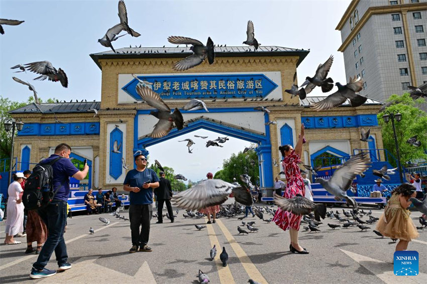 Xinjiang atrai turistas durante o ver?o