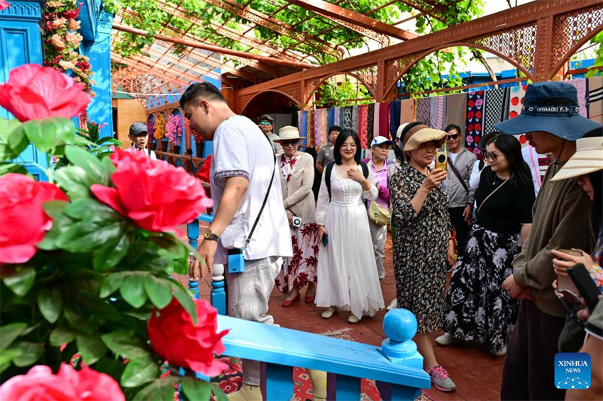 Xinjiang atrai turistas durante o ver?o