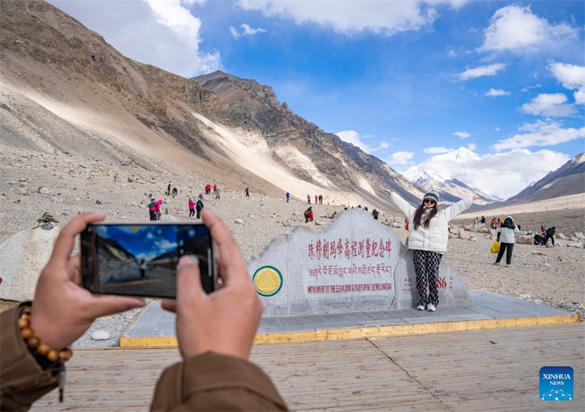 Local panoramico do Monte Qomolangma entra na alta temporada de turismo