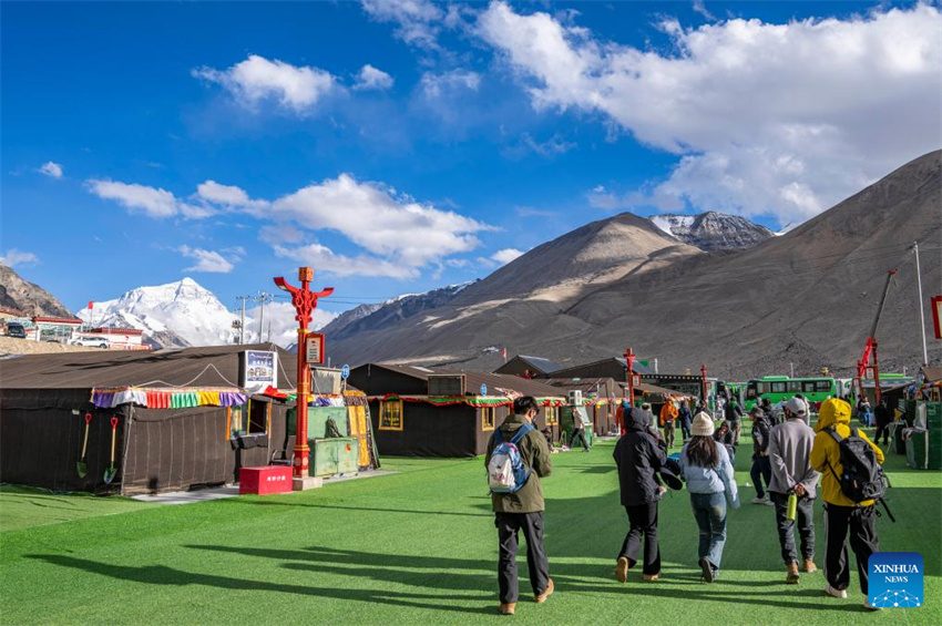 Local panoramico do Monte Qomolangma entra na alta temporada de turismo