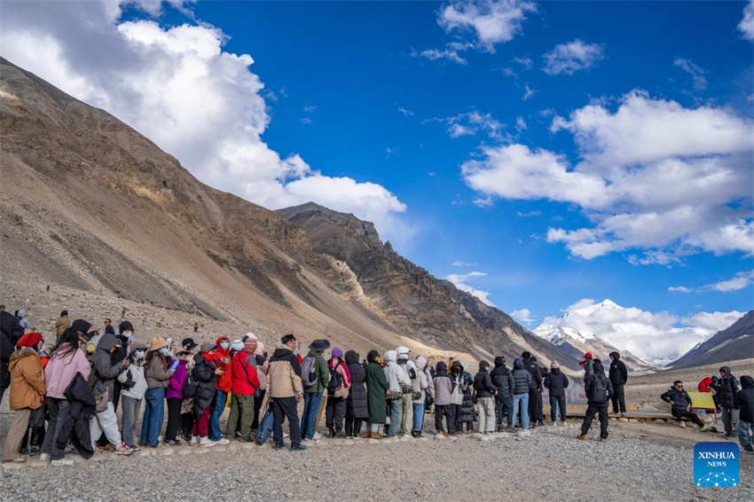 Local panoramico do Monte Qomolangma entra na alta temporada de turismo
