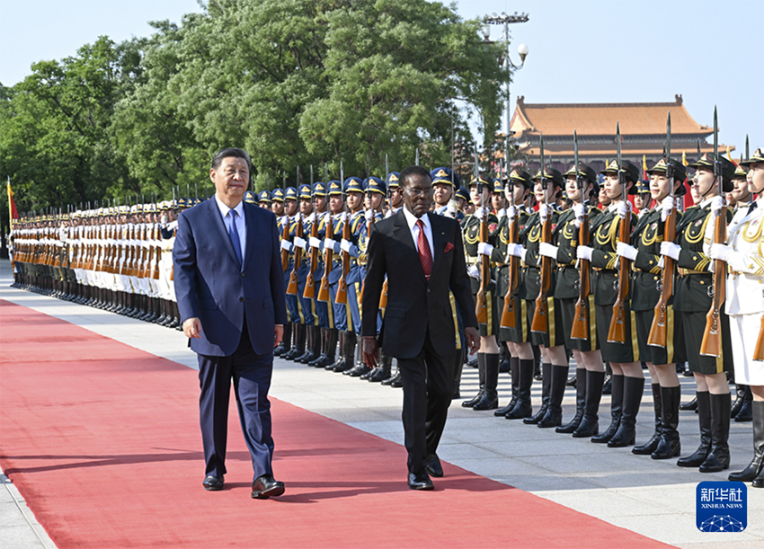 Presidentes da China e da Guiné Equatorial conversam e elevam la?os