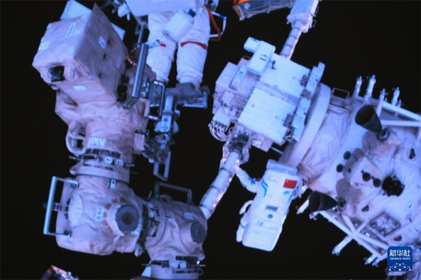 Tripula??o da Shenzhou-18 completa primeira caminhada espacial