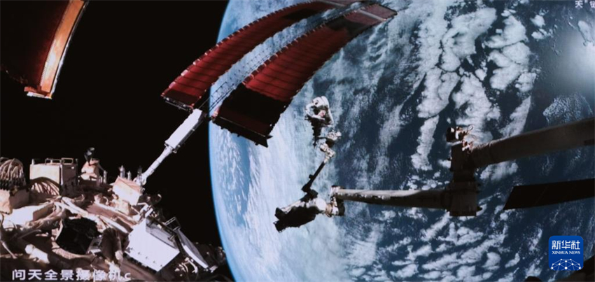 Tripula??o da Shenzhou-18 completa primeira caminhada espacial