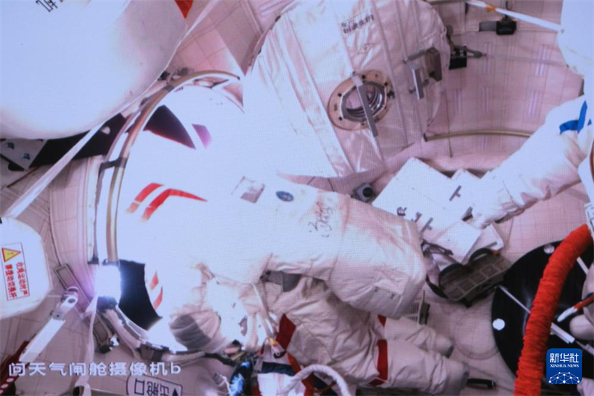 Tripula??o da Shenzhou-18 completa primeira caminhada espacial