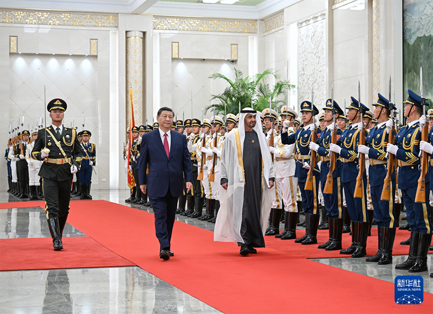 Xi Jinping realiza conversa??es com presidente dos Emirados árabes Unidos