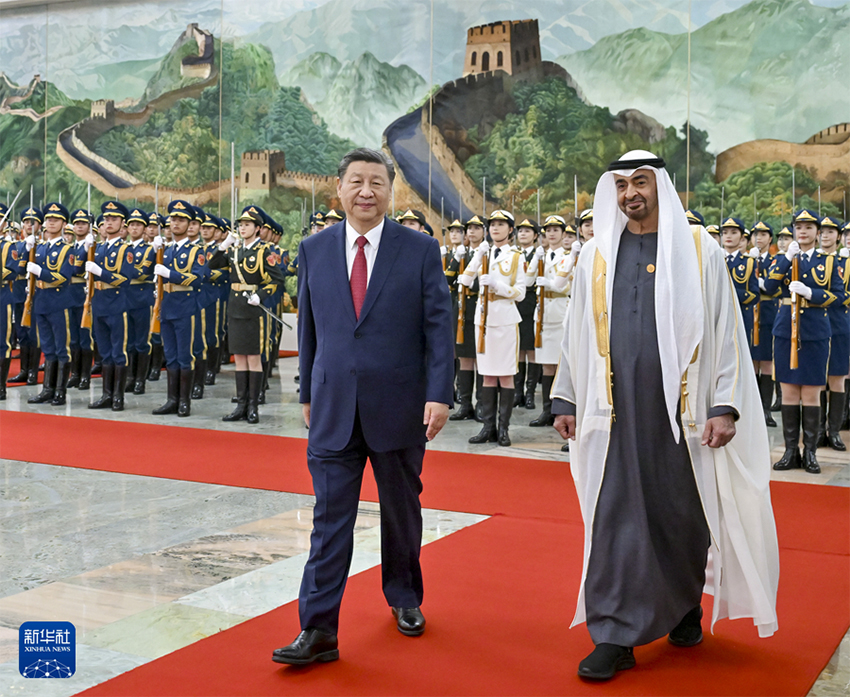 Xi Jinping realiza conversa??es com presidente dos Emirados árabes Unidos