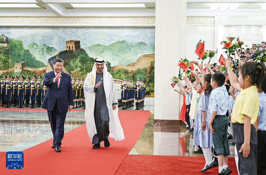 Xi Jinping realiza conversa??es com presidente dos Emirados árabes Unidos