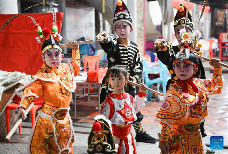 Menina de 5 anos pratica dan?a Yingge em Guangdong