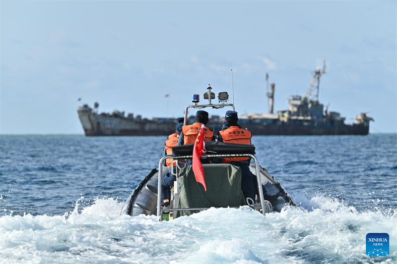 Tripula??o da marinha filipina em navio encalhado ilegalmente destrói redes de pesca chinesas