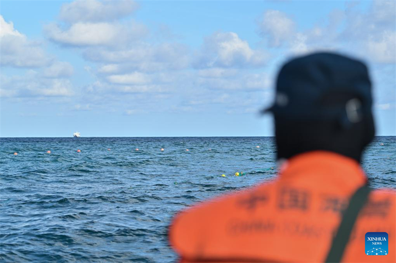 Tripula??o da marinha filipina em navio encalhado ilegalmente destrói redes de pesca chinesas