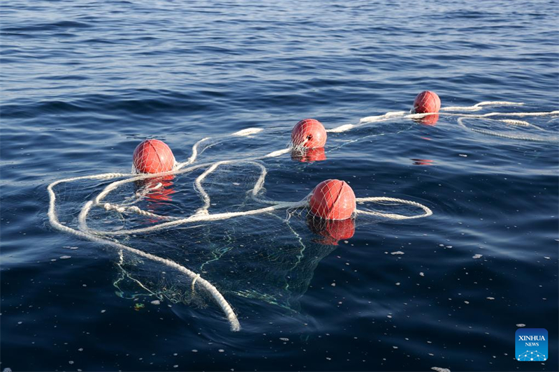 Tripula??o da marinha filipina em navio encalhado ilegalmente destrói redes de pesca chinesas