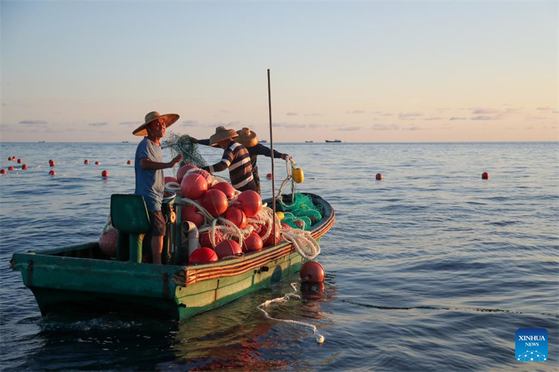 Tripula??o da marinha filipina em navio encalhado ilegalmente destrói redes de pesca chinesas