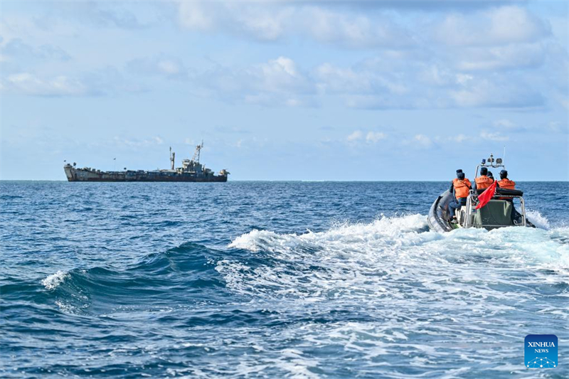 Tripula??o da marinha filipina em navio encalhado ilegalmente destrói redes de pesca chinesas