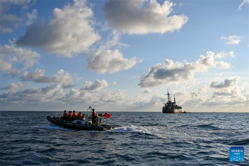 Tripula??o da marinha filipina em navio encalhado ilegalmente destrói redes de pesca chinesas