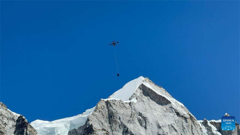 DJI faz 1o teste bem-sucedido no mundo de entrega por drone no Monte Qomolangma