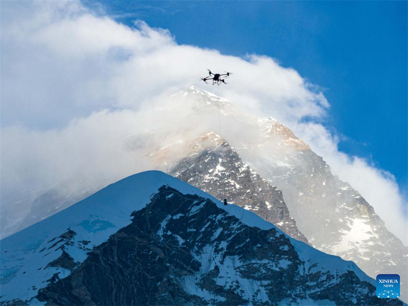 DJI faz 1o teste bem-sucedido no mundo de entrega por drone no Monte Qomolangma