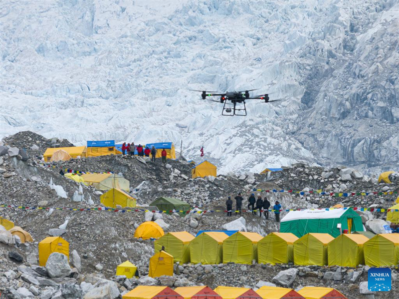 DJI faz 1o teste bem-sucedido no mundo de entrega por drone no Monte Qomolangma