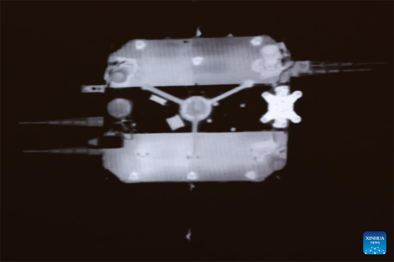Chang'e-6 da China completa acoplamento na órbita lunar e amostras s?o transferidas a retornador