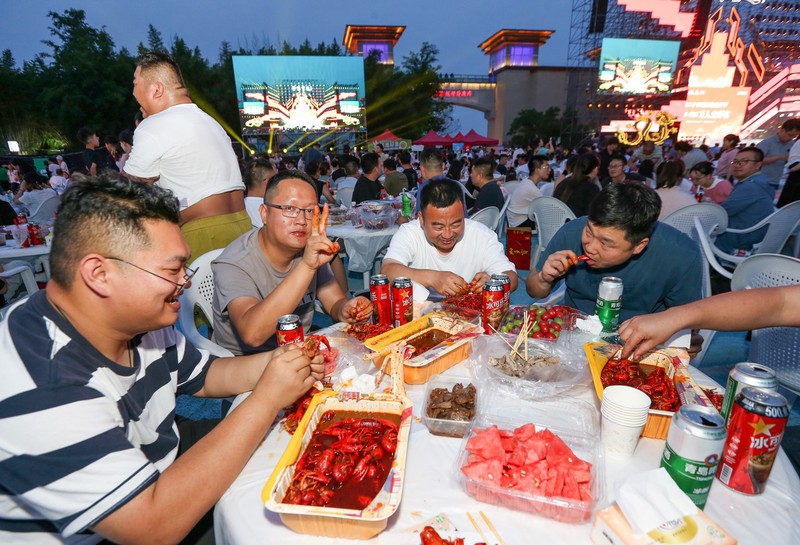 Festival do lagostim dá início a festa gourmet de ver?o no leste da China