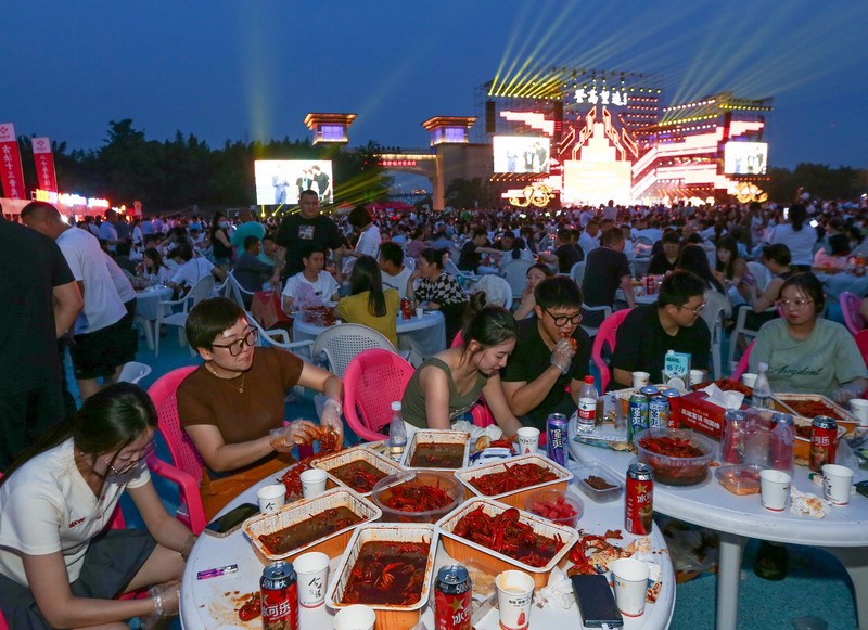 Festival do lagostim dá início a festa gourmet de ver?o no leste da China