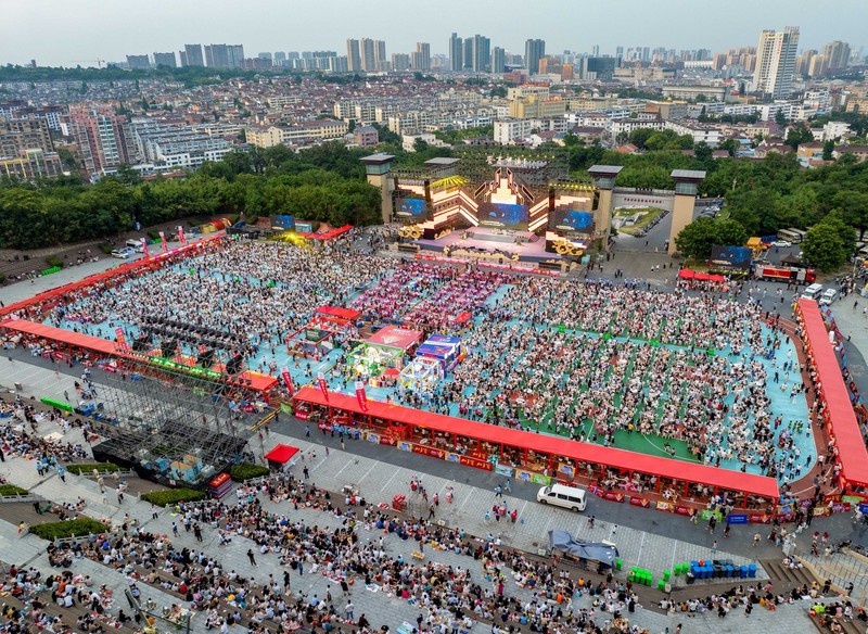 Festival do lagostim dá início a festa gourmet de ver?o no leste da China