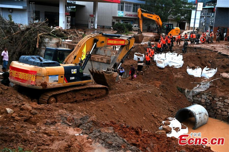 Condado no sudeste da China sofre destrui??o causada por forte chuva