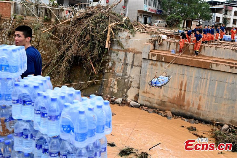 Condado no sudeste da China sofre destrui??o causada por forte chuva