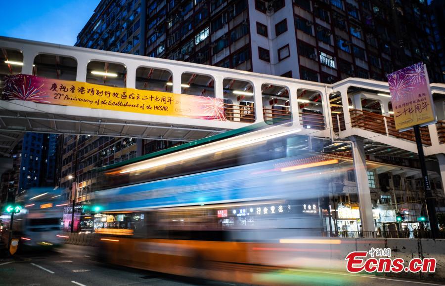 Ruas de Hong Kong decoradas para celebrar 27o aniversário do regresso de Hong Kong à Pátria