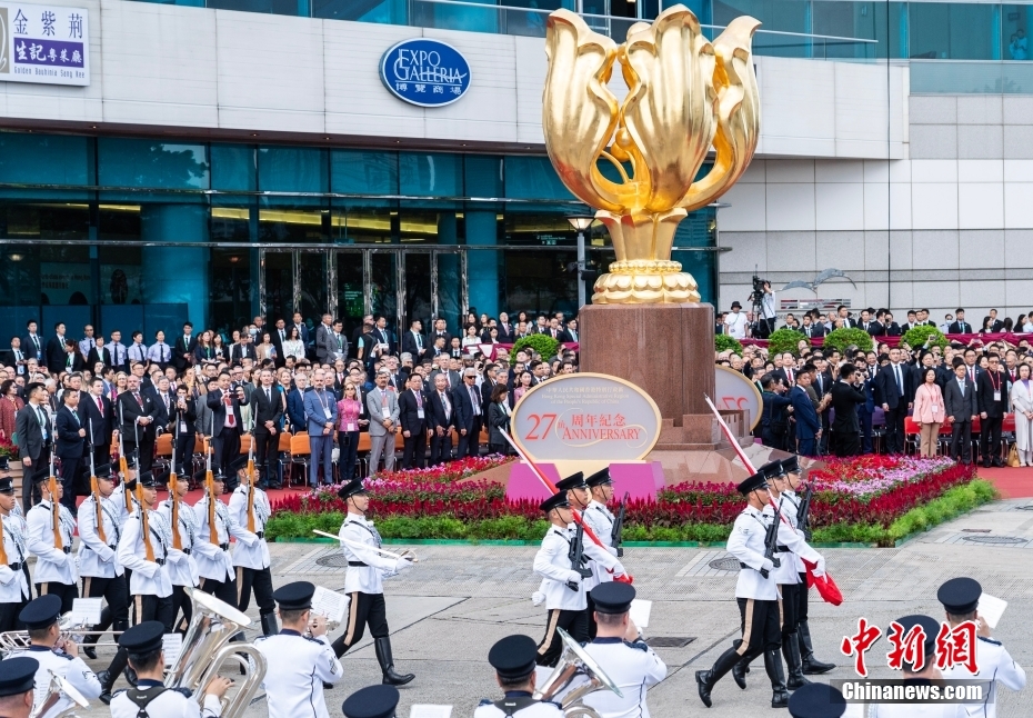 Hong Kong realiza cerim?nia de hasteamento da bandeira para celebrar o 27o aniversário do retorno à pátria