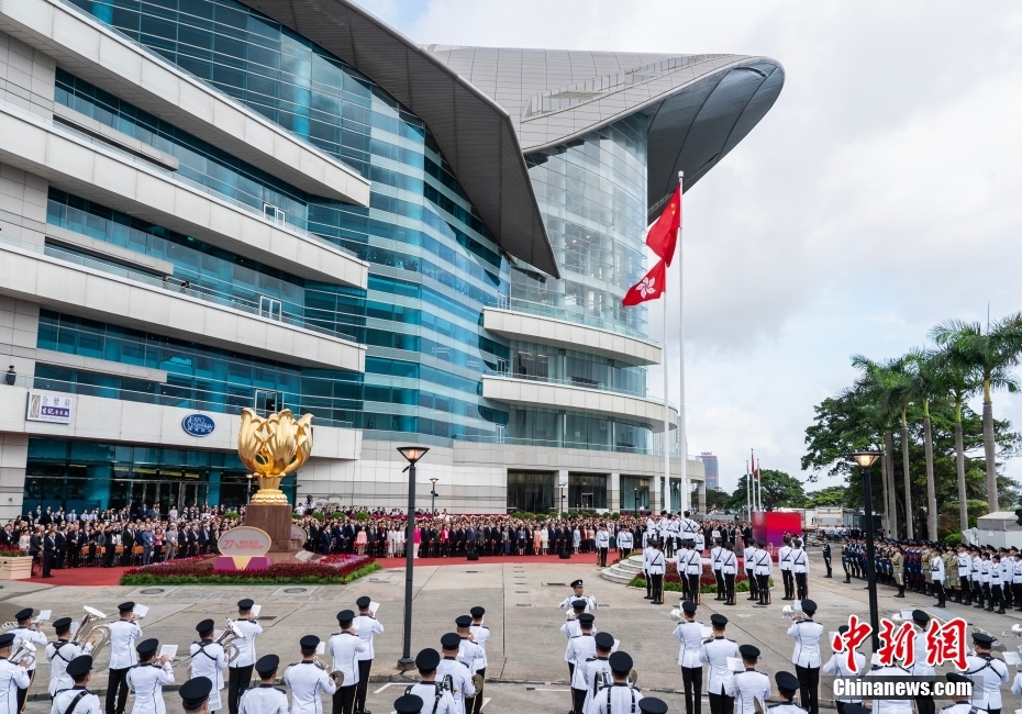 Hong Kong realiza cerim?nia de hasteamento da bandeira para celebrar o 27o aniversário do retorno à pátria