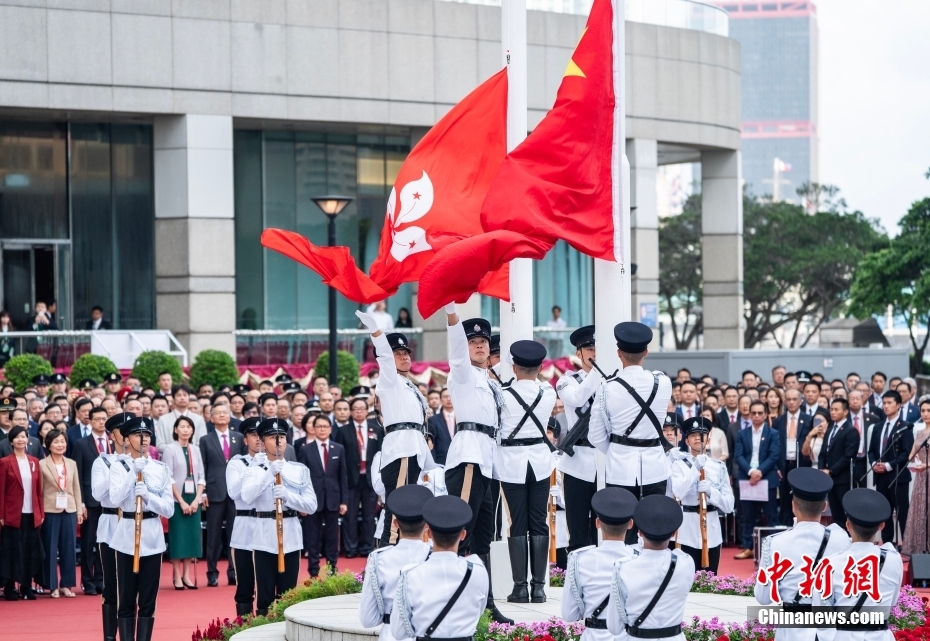 Hong Kong realiza cerim?nia de hasteamento da bandeira para celebrar o 27o aniversário do retorno à pátria