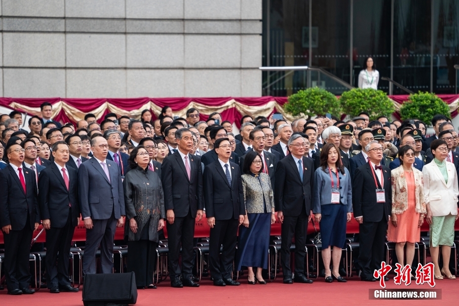 Hong Kong realiza cerim?nia de hasteamento da bandeira para celebrar o 27o aniversário do retorno à pátria