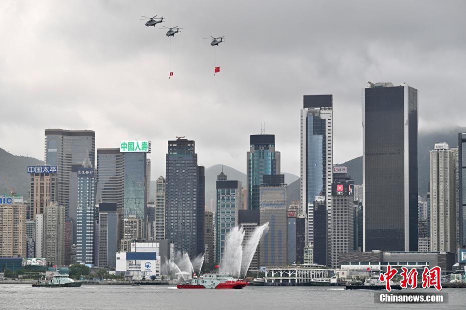 Hong Kong realiza cerim?nia de hasteamento da bandeira para celebrar o 27o aniversário do retorno à pátria