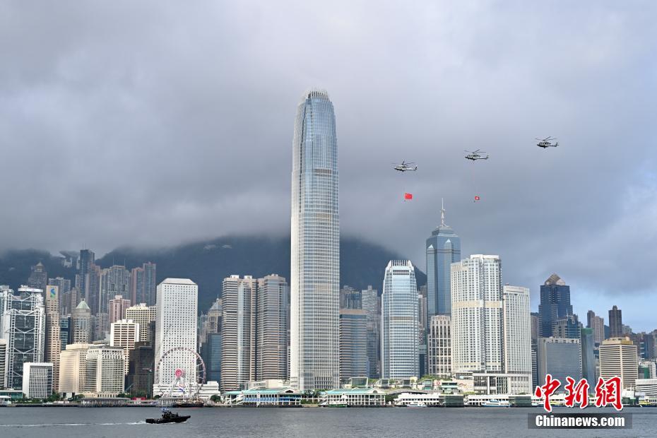Hong Kong realiza cerim?nia de hasteamento da bandeira para celebrar o 27o aniversário do retorno à pátria