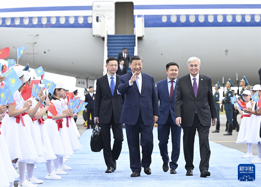Xi Jinping chega ao Cazaquist?o para visita de Estado e cúpula da OCS com foco no impulso da coopera??o
