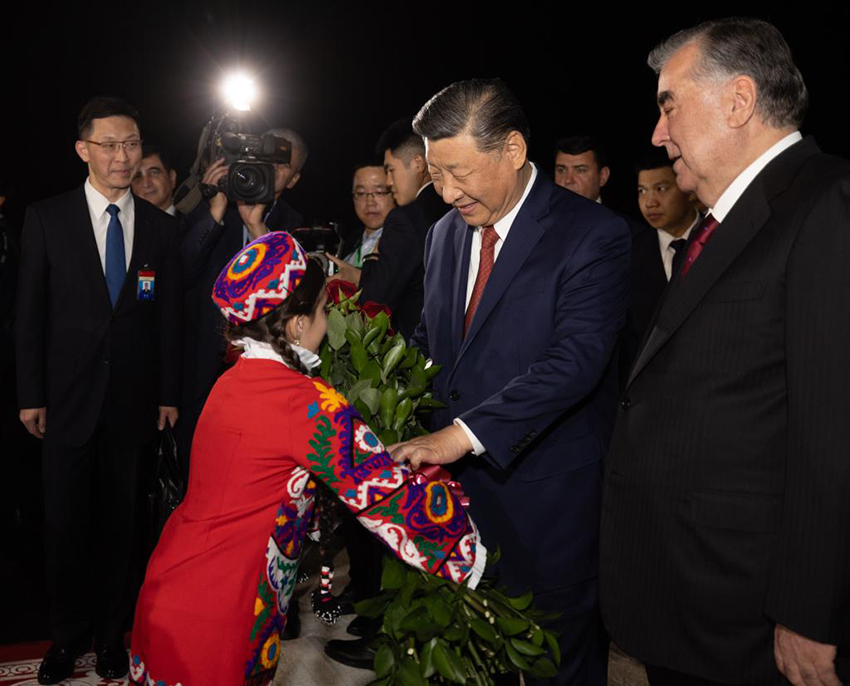 Xi Jinping chega ao Tadjiquist?o para visita de Estado