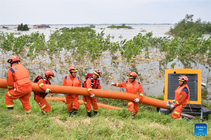 Equipe de resgate drena água de inunda??o no dique do Lago Dongting em Hunan
