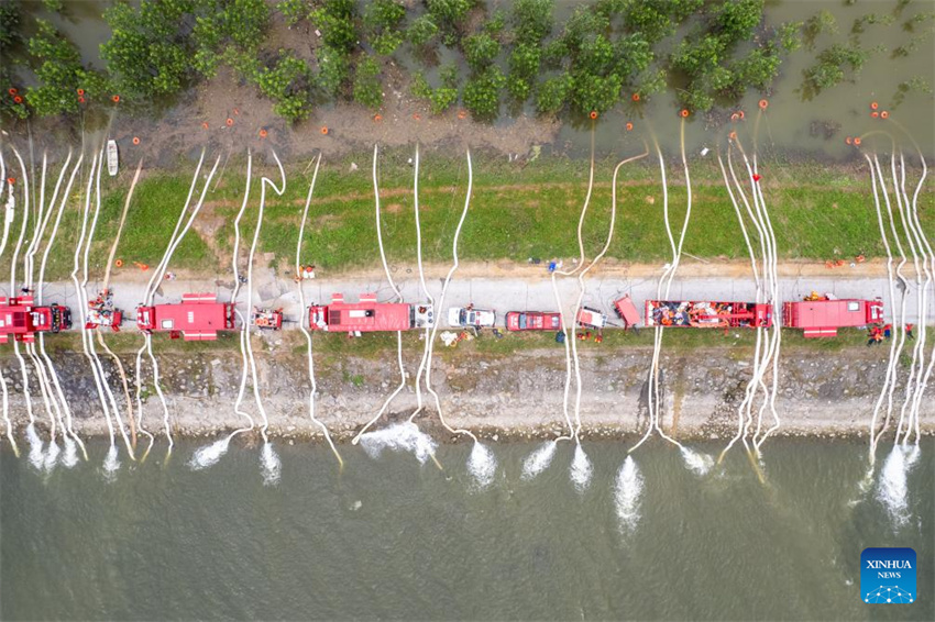 Equipe de resgate drena água de inunda??o no dique do Lago Dongting em Hunan